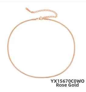 Detailaufnahme der roségoldenen Schlangenkette aus Edelstahl mit verstellbarem Verschluss
