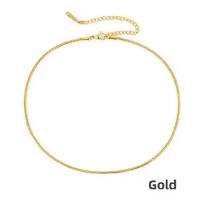 Detail einer goldenen Schlangenkette mit Karabinerverschluss und Verlängerungskette