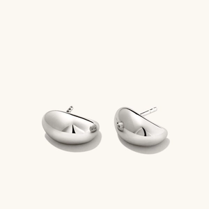 Détail des boucles d'oreilles haricot argentées polies miroir avec finition lisse