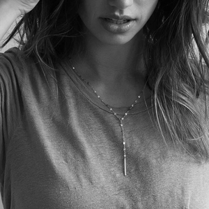 Détail du collier lasso en forme de Y en acier inoxydable avec pendentif barre verticale