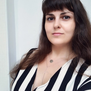 Détail d'un collier à deux rangs en argent avec pendentif cercle et chaîne en Y sur modèle