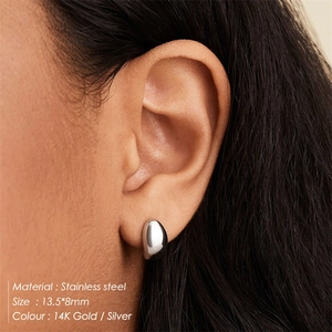 Gros plan de boucles d'oreilles minimalistes en acier avec dimensions du produit