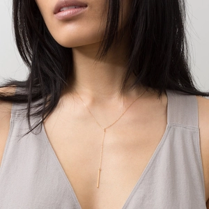 Collier Y double couche en acier inoxydable avec pendentif barre et perles sur mannequin