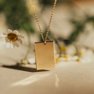 Collier minimaliste à pendentif carré doré avec finition miroir polie sur chaîne en O