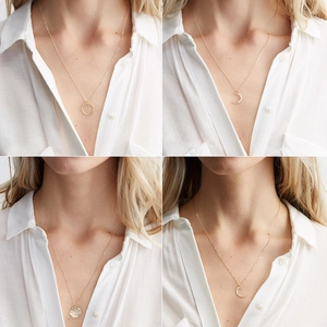 Colliers dorés minimalistes avec pendentifs lune et disque martelé portés par modèle