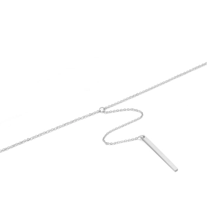 Détail macro d'un collier minimaliste en argent avec un pendentif barre verticale
