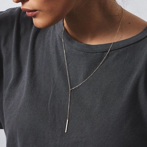 Collana a Y dorata minimalista con pendente a barra rettangolare lunga e catena a strati