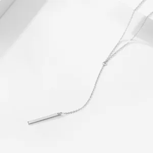 Vue détaillée du collier en Y doré minimaliste avec un pendentif en forme de barre verticale