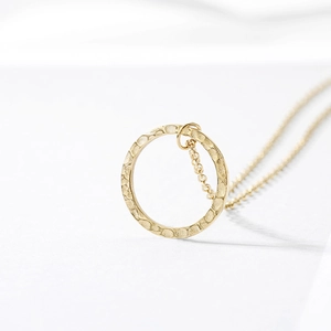 Collier minimaliste plaqué or avec pendentif circulaire à texture martelée pour femme