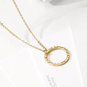 Collier minimaliste en argent 925 plaqué or avec pendentif rond à texture martelée
