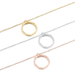Colliers à pendentif cercle martelé minimaliste en finitions or, argent et or rose