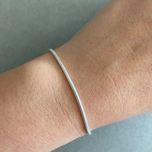 Minimalistische roestvrijstalen slangenketting armband met een zilveren afwerking