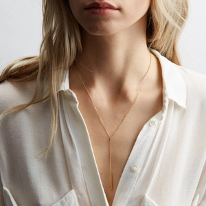 Collier en Y multicouche en acier inoxydable avec pendentif barre verticale sur mannequin