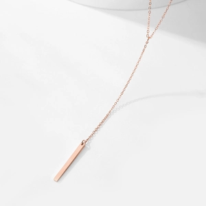 Collier lariat en Y minimaliste en acier inoxydable or rose avec pendentif barre verticale