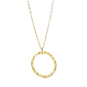 Collier lune doré minimaliste avec pendentif circulaire martelé sur une chaîne fine