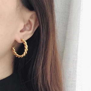 Gold-plated C-shaped twisted rope earrings for women in a classic hoop design
