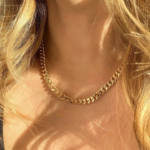 Collana a catena cubana placcata oro 14K indossata su modella sotto il sole