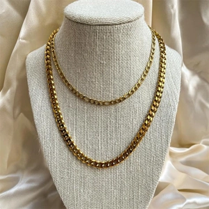 Dettaglio della collana in acciaio inossidabile placcato oro 14K con maglia cubana