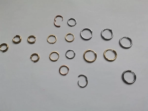 Detailliertes Set aus mehrfarbigen Edelstahl-Creolen in Gold, Silber und Roségold