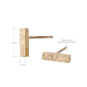 Detail of golden stainless steel bar earrings with hammered texture and 0.8cm measurement