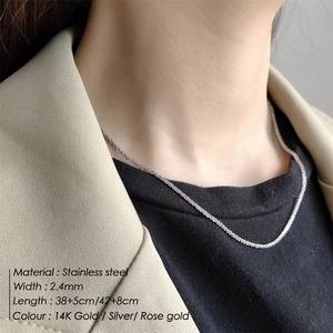 Collier minimaliste en acier inoxydable de 2,4mm porté par un mannequin en fini or 14K