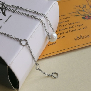 Minimalistische Edelstahlkette mit weißem Perlenanhänger an einer feinen O-Kette