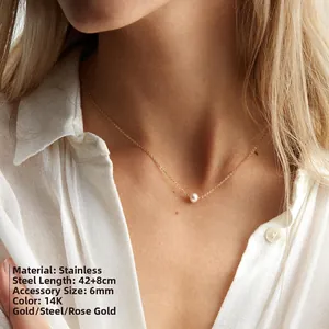 Detail einer 6mm Perle an einer Edelstahlkette, getragen von einem Modell in Nahaufnahme