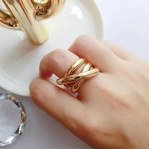 Bague multicouche en acier inoxydable doré pour femme avec design croisé minimaliste
