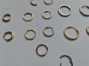 Poliierte Creolen aus Titanstahl in Gold Silber und Roségold in verschiedenen Größen