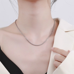Gros plan d'un collier tennis en acier inoxydable argenté brillant sur un mannequin