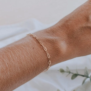 Minimalistisches 18K vergoldetes Büroklammer-Kettenarmband am Handgelenk getragen
