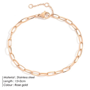 Nahaufnahme von rosévergoldetem Edelstahl-Kettenarmband mit Karabiner und Verlängerung