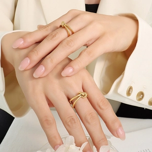 Bague Noeud Tendance en Acier Inoxydable 316L Pour Femme Plaquée Or 18K PVD Design Noeud Minimaliste Bijoux Étanche