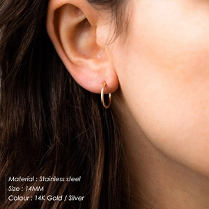 Klassische 14mm vergoldete Edelstahl-Ohrringe für Damen, am Ohr präsentiert