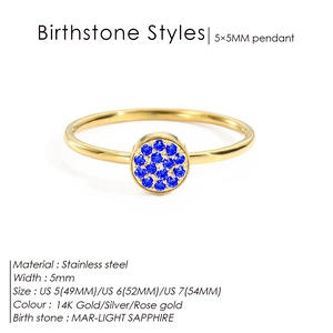 Détail d'une pierre de naissance saphir clair de 5mm sertie sur une bague en acier doré