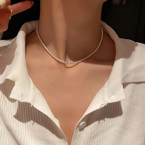 Gros plan d'un collier étoile argenté scintillant porté pour un style élégant