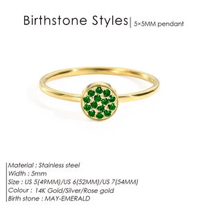 Détail macro de la bague pierre de naissance émeraude de mai en acier doré 14k
