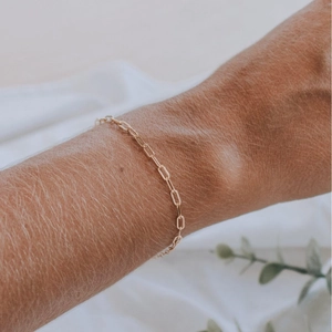 Minimalistisches vergoldetes Gliederkettenarmband aus Edelstahl am Handgelenk