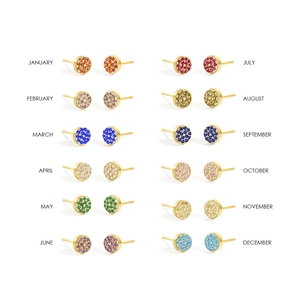 Détail de 12 paires de boucles d'oreilles rondes dorées avec pierres de naissance