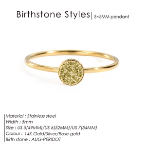 Détail du pendentif en péridot sur une bague en acier inoxydable avec finition or 14K