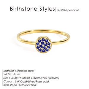 Vue détaillée de la bague en acier inoxydable plaqué or 14K avec zircons saphir bleu