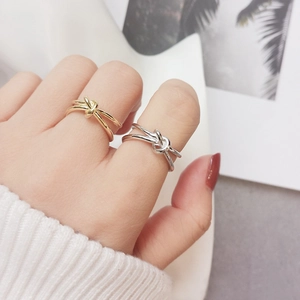 Bagues minimalistes en acier titane avec nœud pour femmes en finitions or et argent