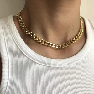 Collana a catena cubana in acciaio inossidabile dorato indossata per uno stile urbano