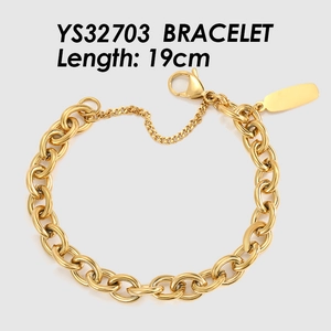 Detail of a 19cm gold-plated stainless steel chunky chain bracelet with lobster clasp