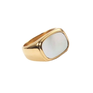 Bague chevalière carrée en acier doré avec incrustation de nacre blanche élégante