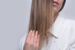 Minimalist silver geometric hollow circle ring worn on index finger with soft lighting