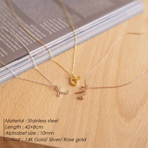 Collares de letras en acero inoxidable en tonos oro, plata y oro rosa para mujer