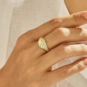 Bague croissant élégante en acier inoxydable plaqué or 18 carats au design torsadé