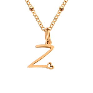 Détail macro du pendentif lettre Z doré avec petit cœur sur une chaîne à billes
