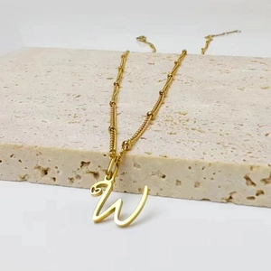 Collier avec pendentif lettre W doré à l'or fin et chaîne élégante en acier inoxydable